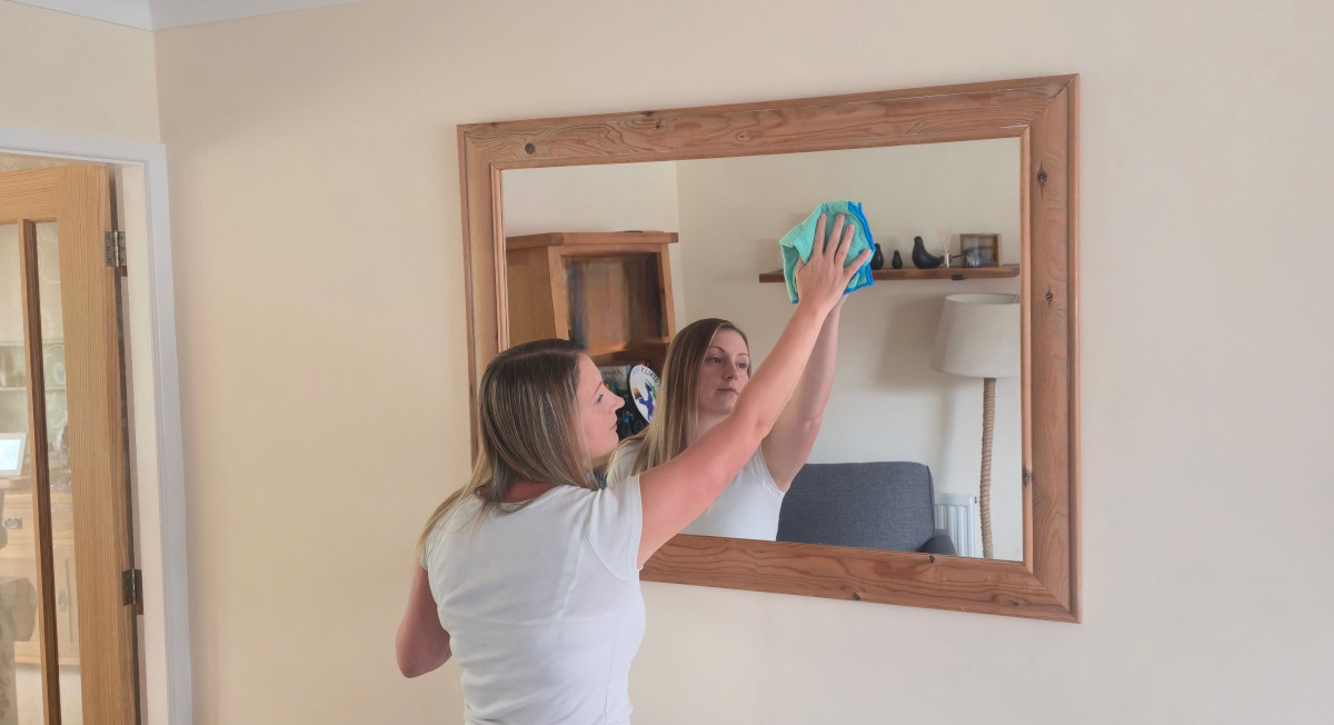 Cleaning a mirror